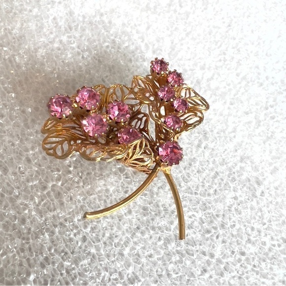 Sparkle and Shine with our Gold Tone Flower Brooch! - Picture 3 of 6